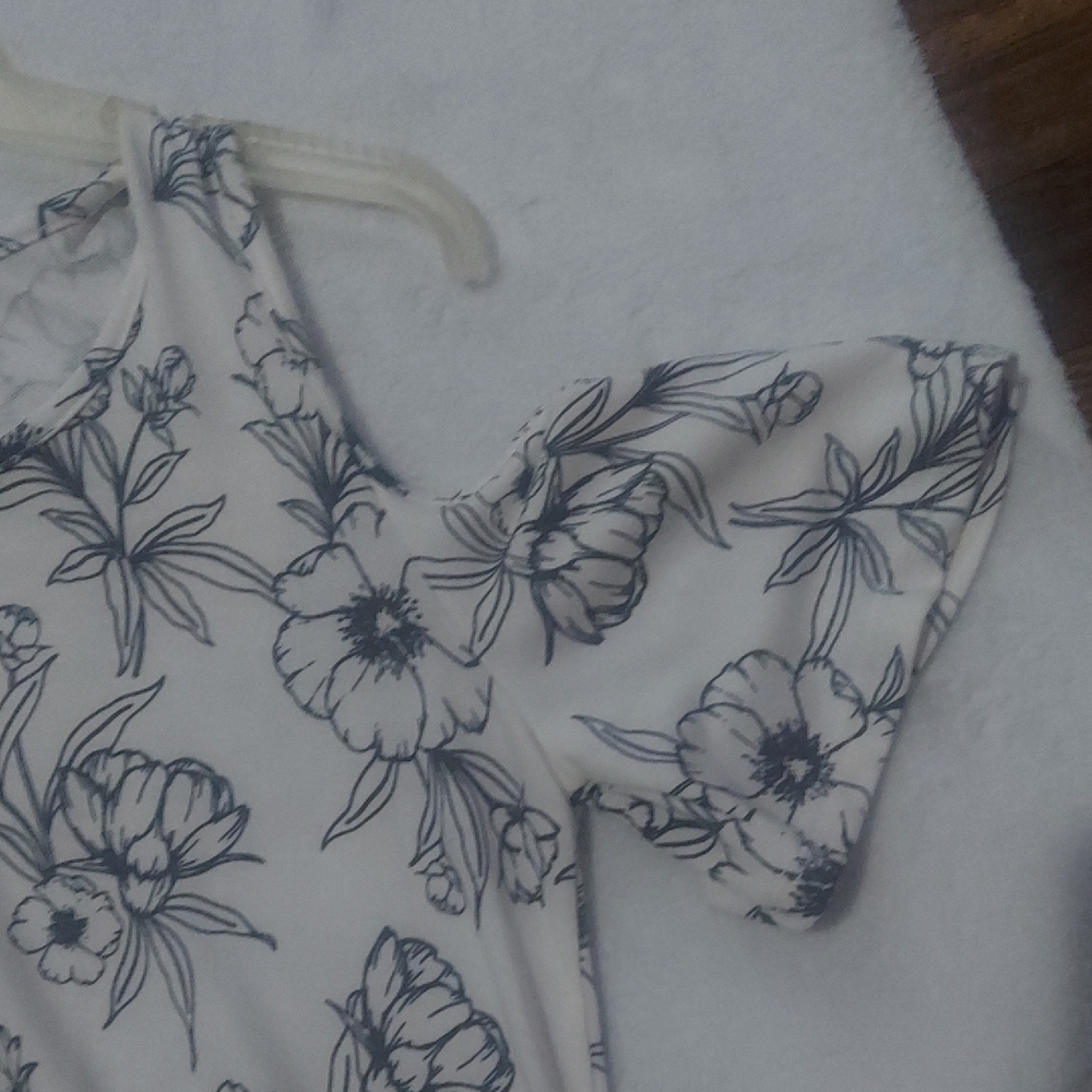 5/$10 Acting Pro White Floral Cold-Shoulder Blouse - Picture 10 of 15